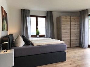 In-room safe, laptop workspace, free WiFi, bed sheets