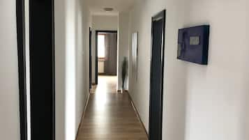 LÀgenhet - 4 sovrum | VÀrdeförvaringsskÄp pÄ rummet, arbetsyta för laptop och gratis wi-fi