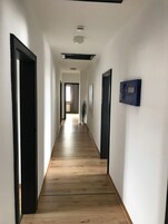 Caja de seguridad en la habitación y espacio para trabajar con laptop 