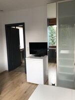 Caja de seguridad en la habitación y espacio para trabajar con laptop 