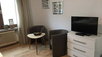 Apartment, Erdgeschoss | Zimmersafe, laptopgeeigneter Arbeitsplatz, kostenloses WLAN, Bettwäsche