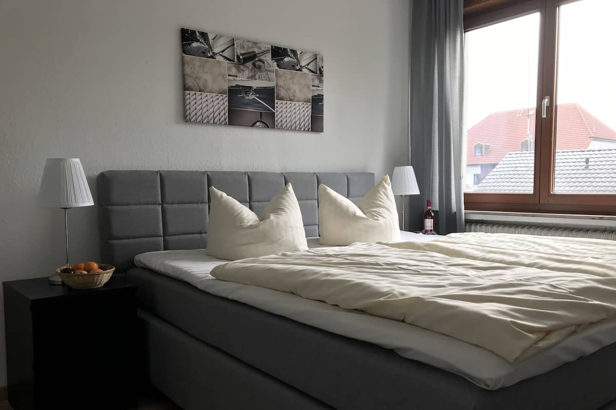 Apartment, 1 King Bed, Non Smoking | In-room safe, laptop workspace, free WiFi, bed sheets