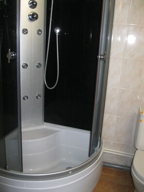 Standard Twin Room, No Windows | Bathroom
