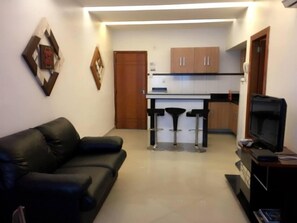 Apartamento, 1 cama de casal | Sala de estar | TV de tela plana