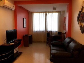 Apartamento, 1 cama de casal | Sala de estar | TV de tela plana
