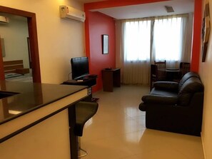 Apartamento, 1 cama de casal | Sala de estar | TV de tela plana