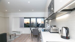 Premier appartement, 1 tweepersoonsbed met slaapbank, toegankelijk voor mindervaliden, niet-roken | Een laptopwerkplek, een strijkplank/strijkijzer, gratis wifi