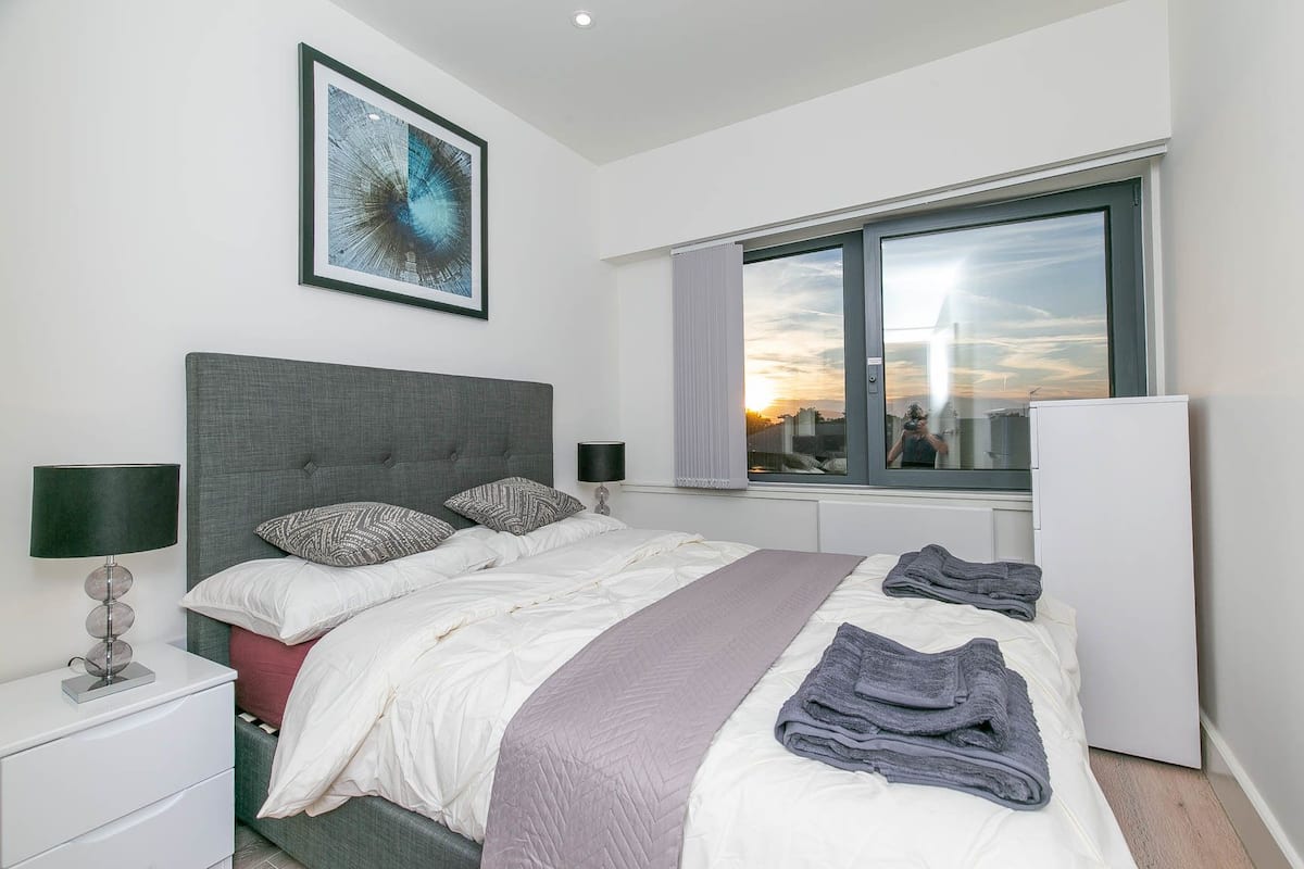 Appartement luxueux, 1 lit double et 1 canapé-lit, accessible aux personnes à mobilité réduite | Espace de travail pour ordinateurs portables, fer et planche à repasser