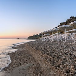 Plage privée, sable noir, chaises longues, parasols