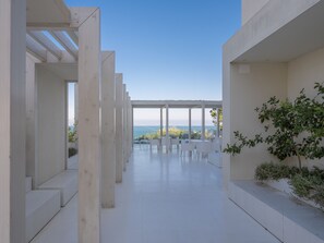 A modern architectural design with a clear view of the sea. - Hotel La Chiave dei Trabocchi (San Vito Chietino)