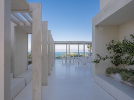 Un diseño arquitectónico moderno con una vista despejada al mar.