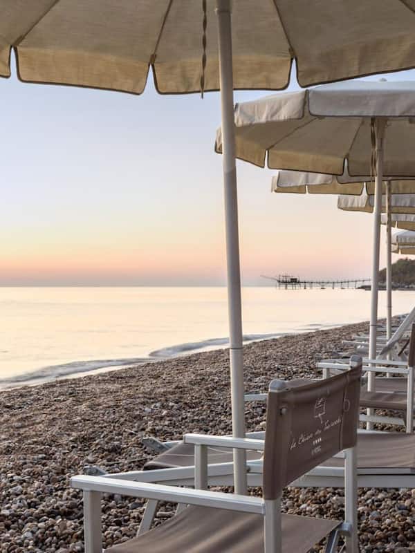 Plage privée, sable noir, chaises longues, parasols