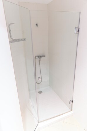 Habitación Deluxe, 1 cama de matrimonio | Baño | Artículos de higiene personal gratuitos, secador de pelo y toallas