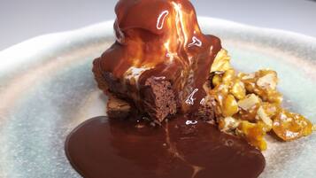 En dessert med karamellsås, serverad på en tallrik.