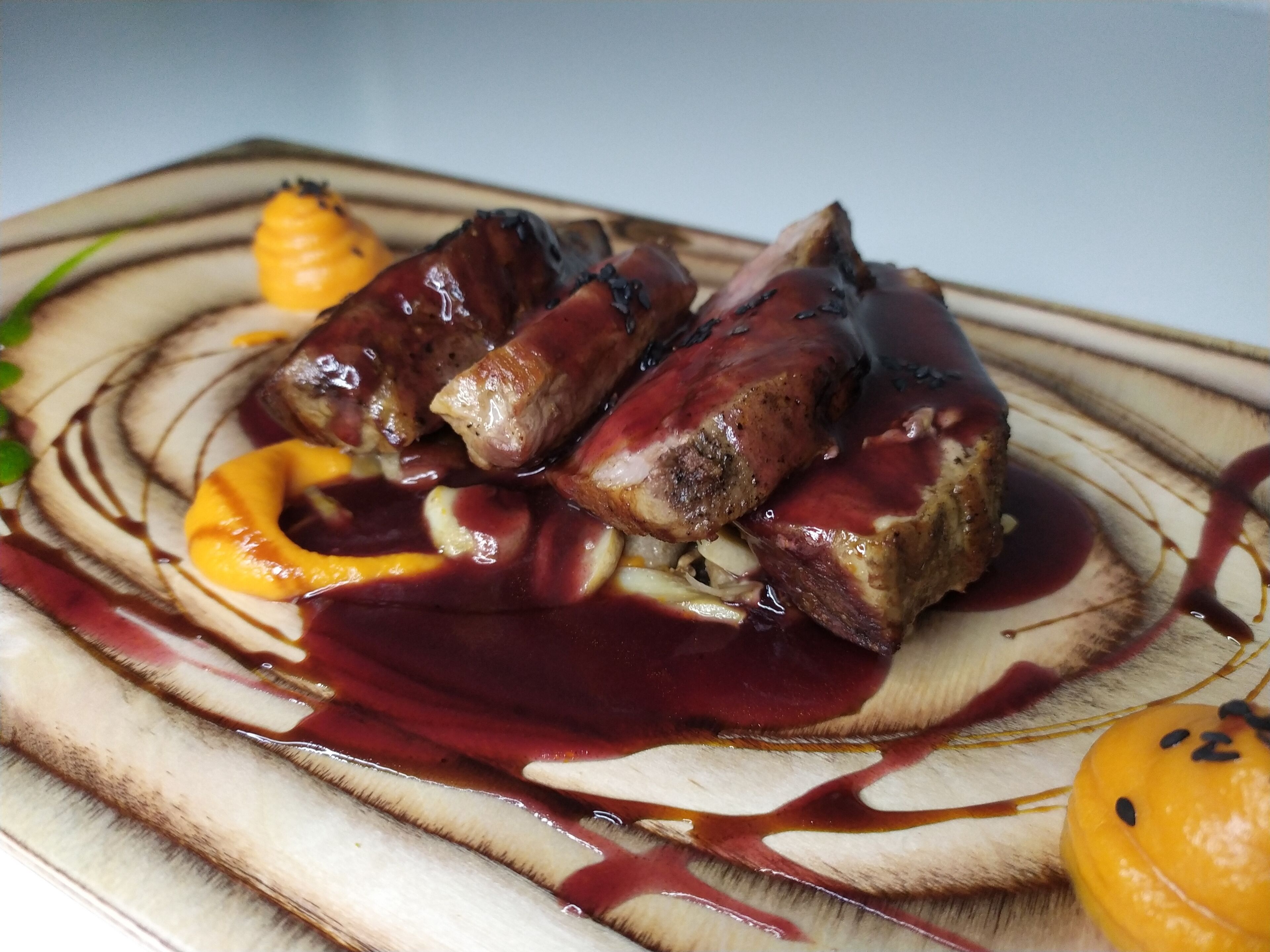 Un plato con carne y salsa.