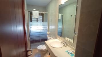 Quarto triplo, 3 camas de solteiro, sacada | Banheiro | Produtos de toalete grátis, secador de cabelo (mediante solicitação)