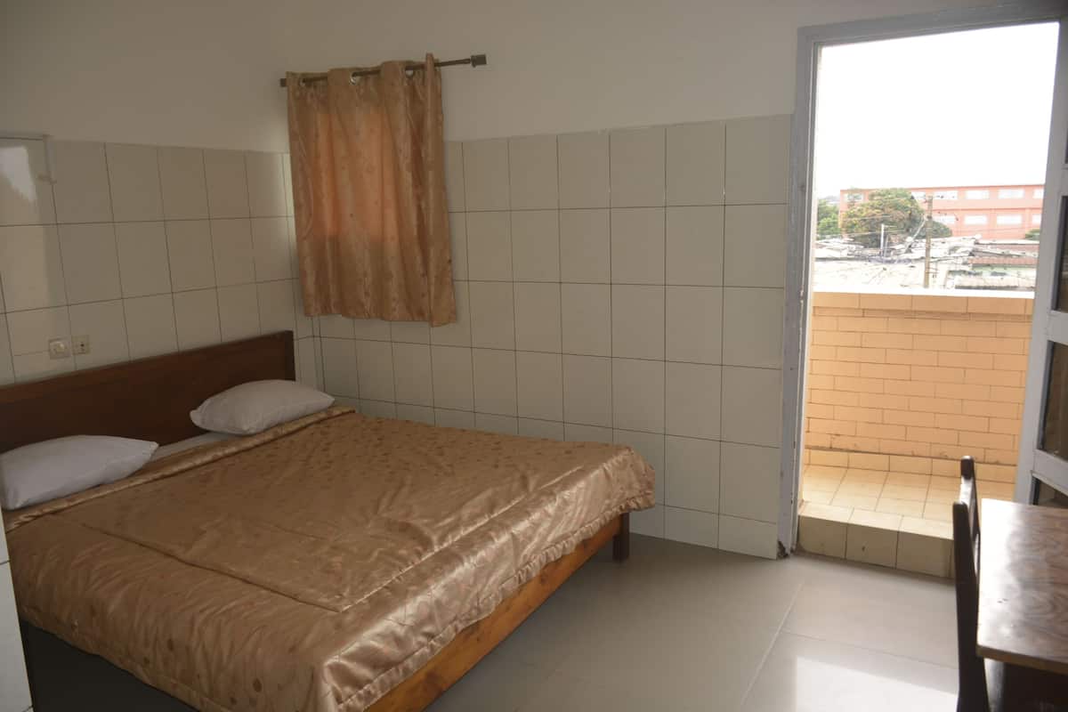 Standaard eenpersoonskamer, 1 queensize bed, niet-roken | Een bureau, verduisterende gordijnen, een strijkplank/strijkijzer