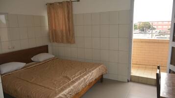Standard Single Room, 1 Queen Bed, Non Smoking | Desk, blackout drapes, iron/ironing board, bed sheets