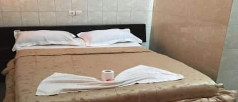 Standardrum - 1 queensize-säng - icke-rökare | Skrivbord, mörkläggningsgardiner, strykjärn/strykbräda och sängkläder