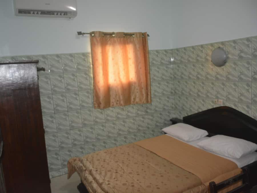 Standard-Einzelzimmer, 1 Queen-Bett, Nichtraucher | Schreibtisch, Verdunkelungsvorhänge, Bügeleisen/Bügelbrett, Bettwäsche