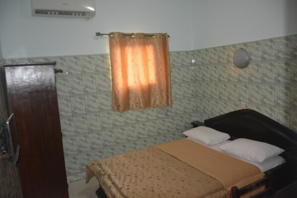 Standard Single Room, 1 Queen Bed, Non Smoking | Desk, blackout drapes, iron/ironing board, bed sheets