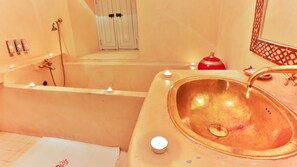 Habitación doble Deluxe | Baño | Tina profunda, amenidades de baño gratuitas, batas, pantuflas 