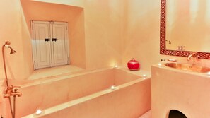 Chambre Deluxe double | Salle de bain | Baignoire profonde, articles de toilette (gratuits), peignoirs