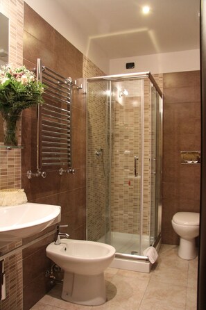 Classic Triple Room | Bathroom | Shower, towels - Nice Rome Holiday (Rome)
