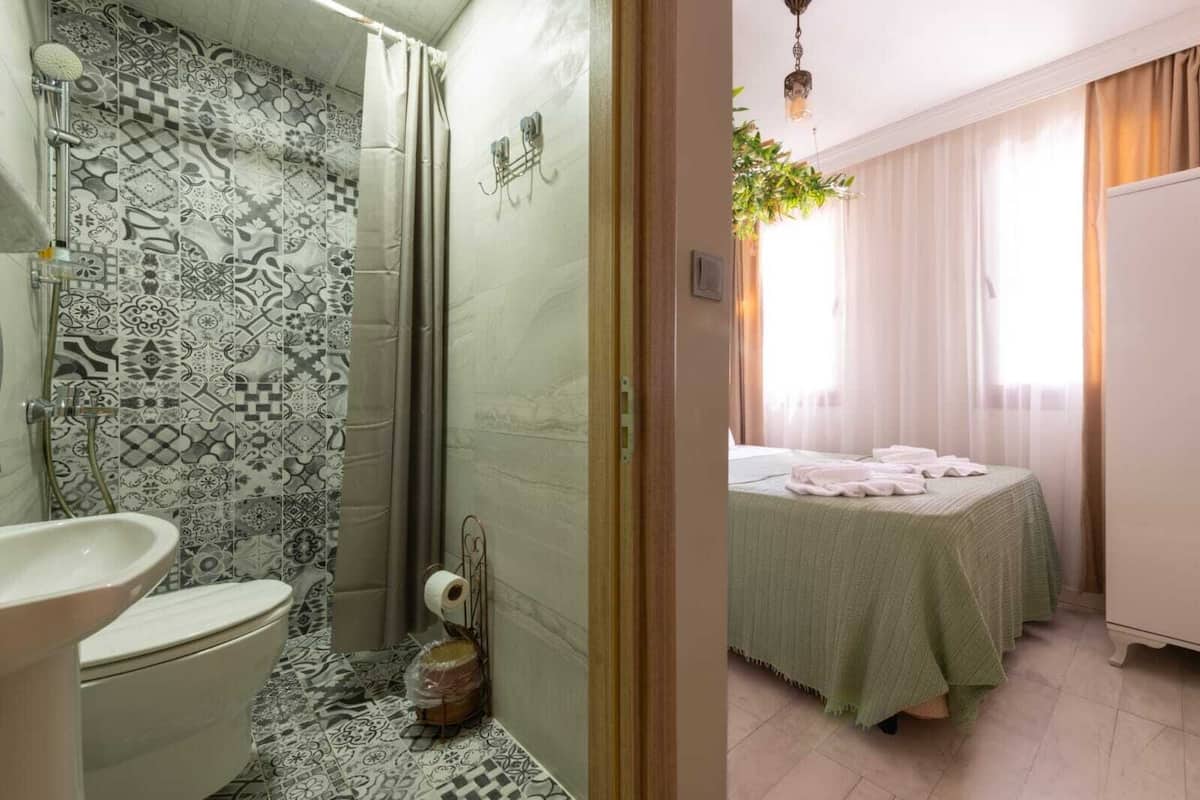Economy Studio | WiFi (free), bed sheets