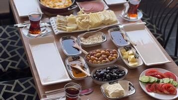 Mesa dispuesta con diferentes platos y bebidas, presumiblemente para una comida.