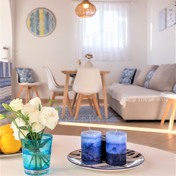 Casa panorámica, 2 habitaciones, vista al mar | Área de sala de estar | Televisión y Netflix