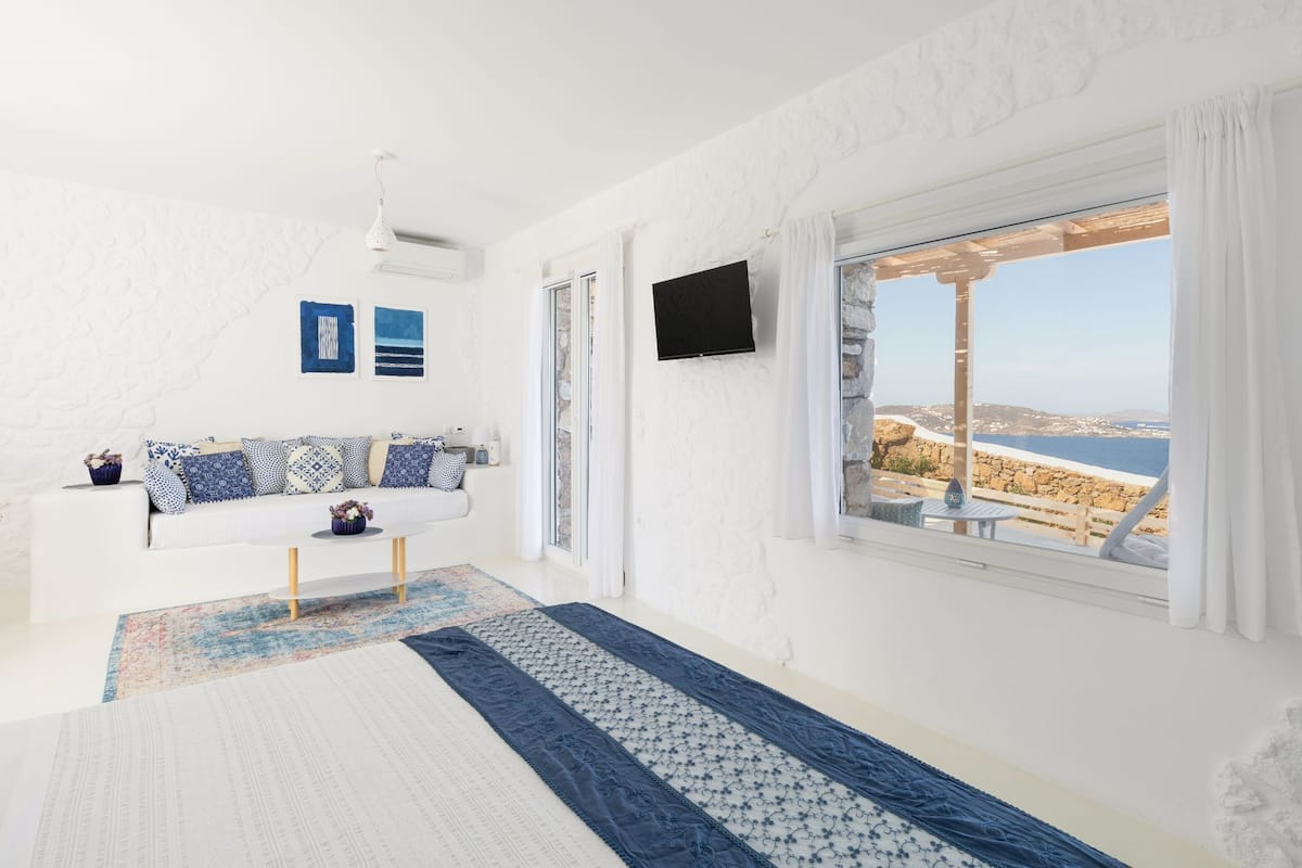 studio, sea view | in-room safe, individually decorated, individually furnished, desk