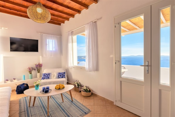 Casa panorámica, 2 habitaciones, vista al mar | Área de sala de estar | Televisión y Netflix 