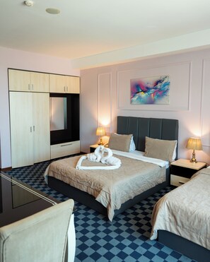 Egyptian cotton sheets, premium bedding, pillow-top beds, desk - Sea Pearl Hotel (Baku)