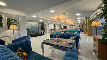 Desayuno buffet diario (AZN 7 por persona)