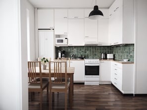 Studio Kota | Dapur pribadi | Lemari es, microwave, kompor, dan mesin pencuci piring