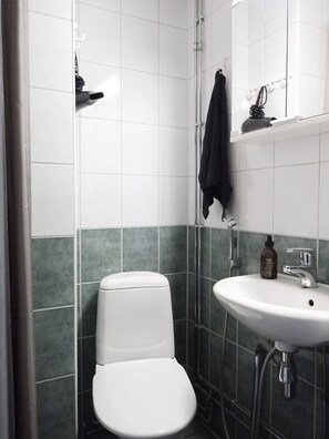 City studio | Badkamer | Een haardroger, handdoeken