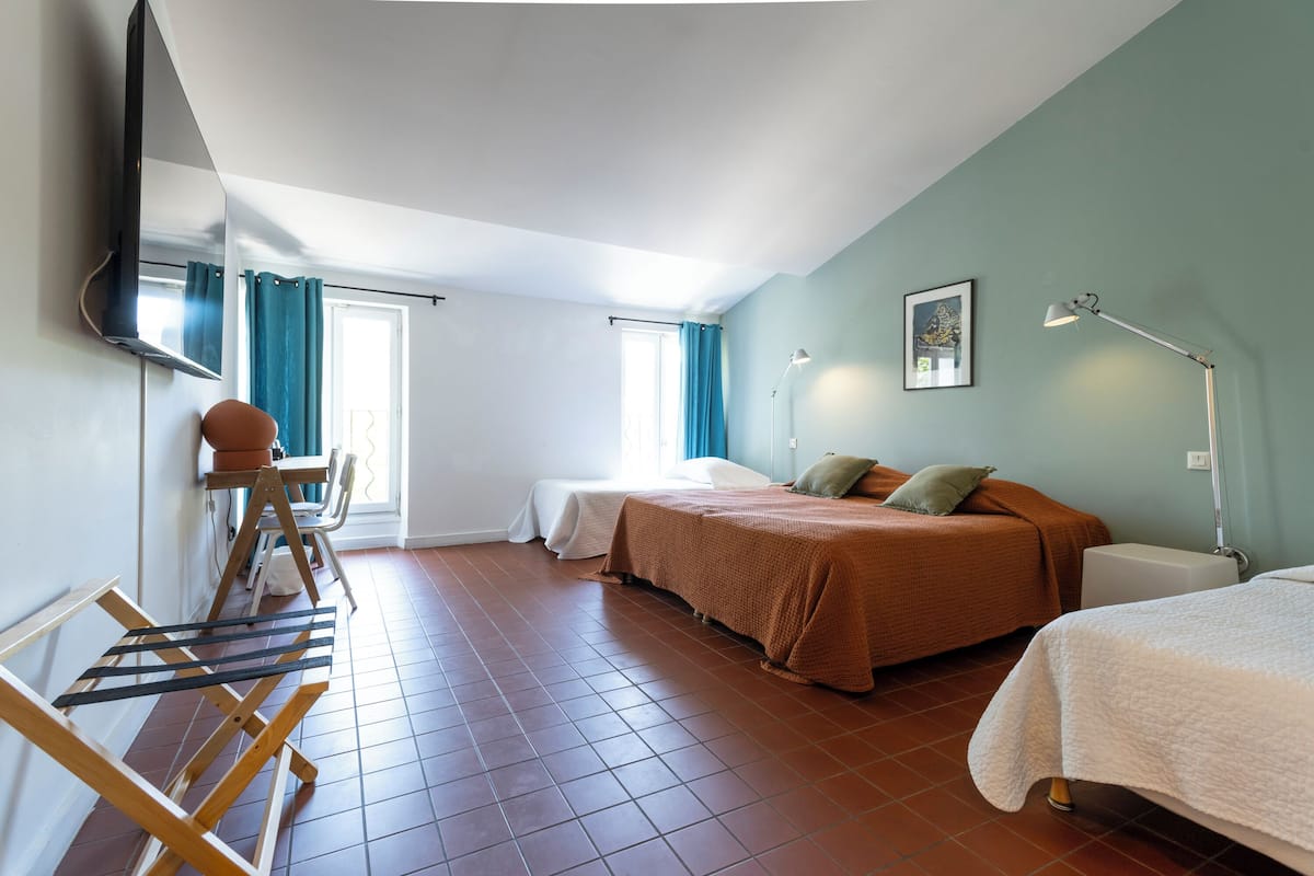 Vierbettzimmer | Hochwertige Bettwaren, Pillowtop-Betten, individuell dekoriert