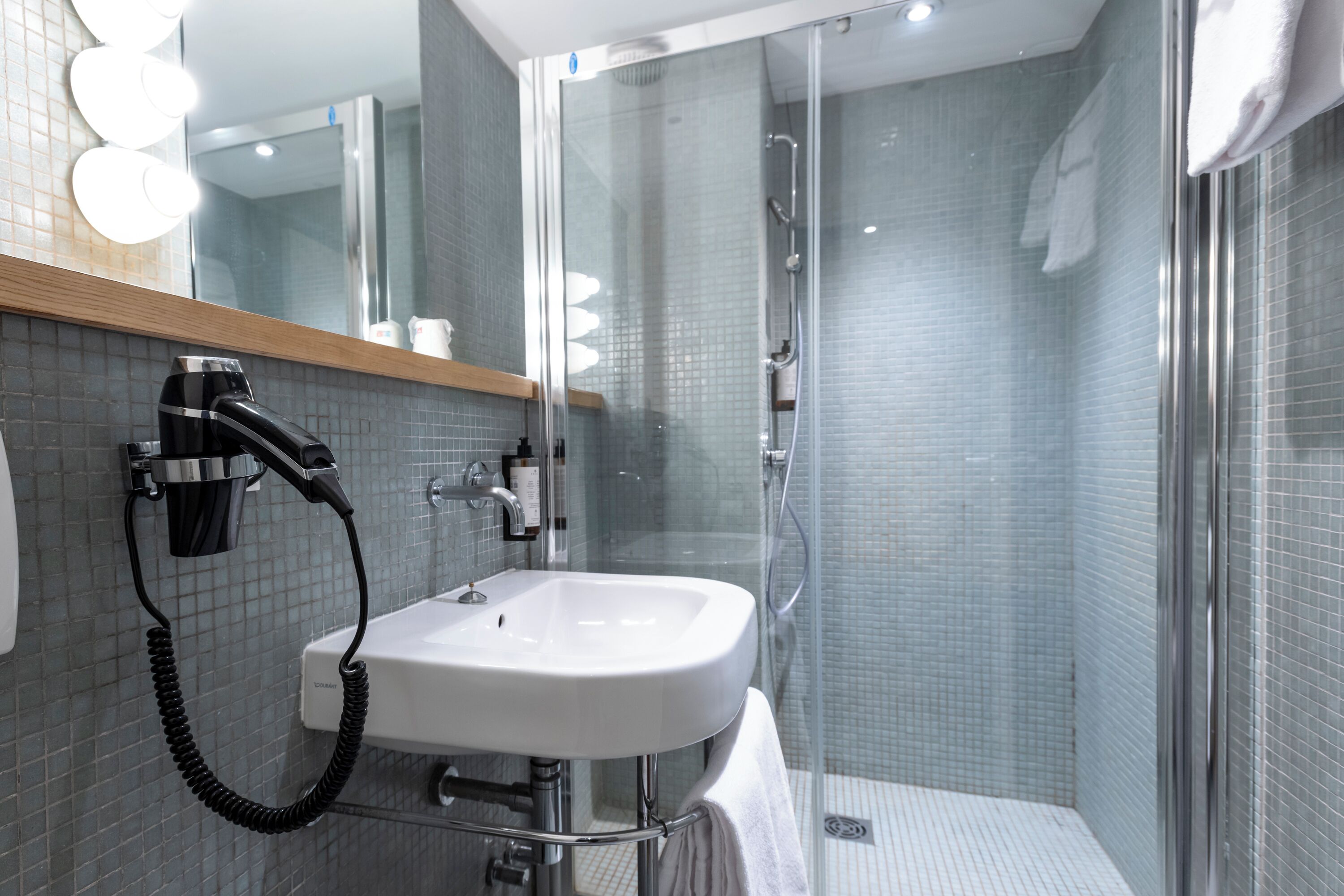 triple room | bathroom | bathtub, free toiletries, hair dryer, bathrobes