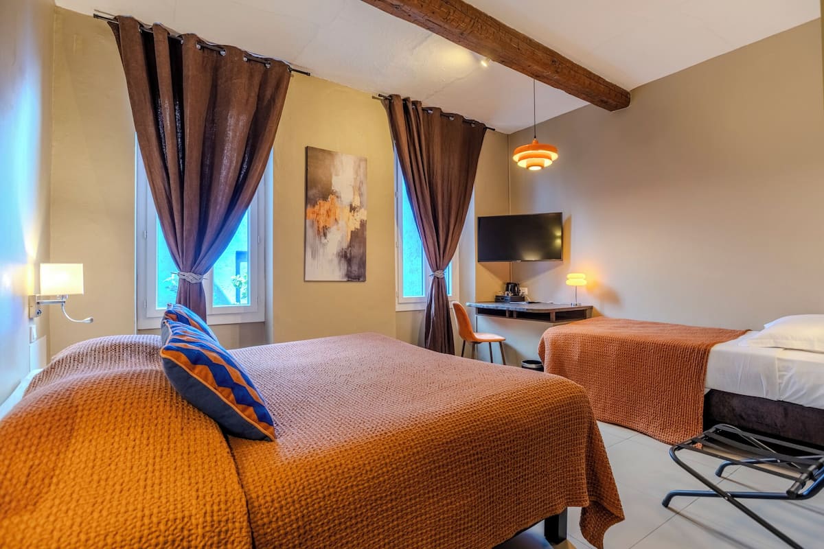 Chambre triple | Literie de qualité, lit avec matelas à plateau-coussin, décor unique