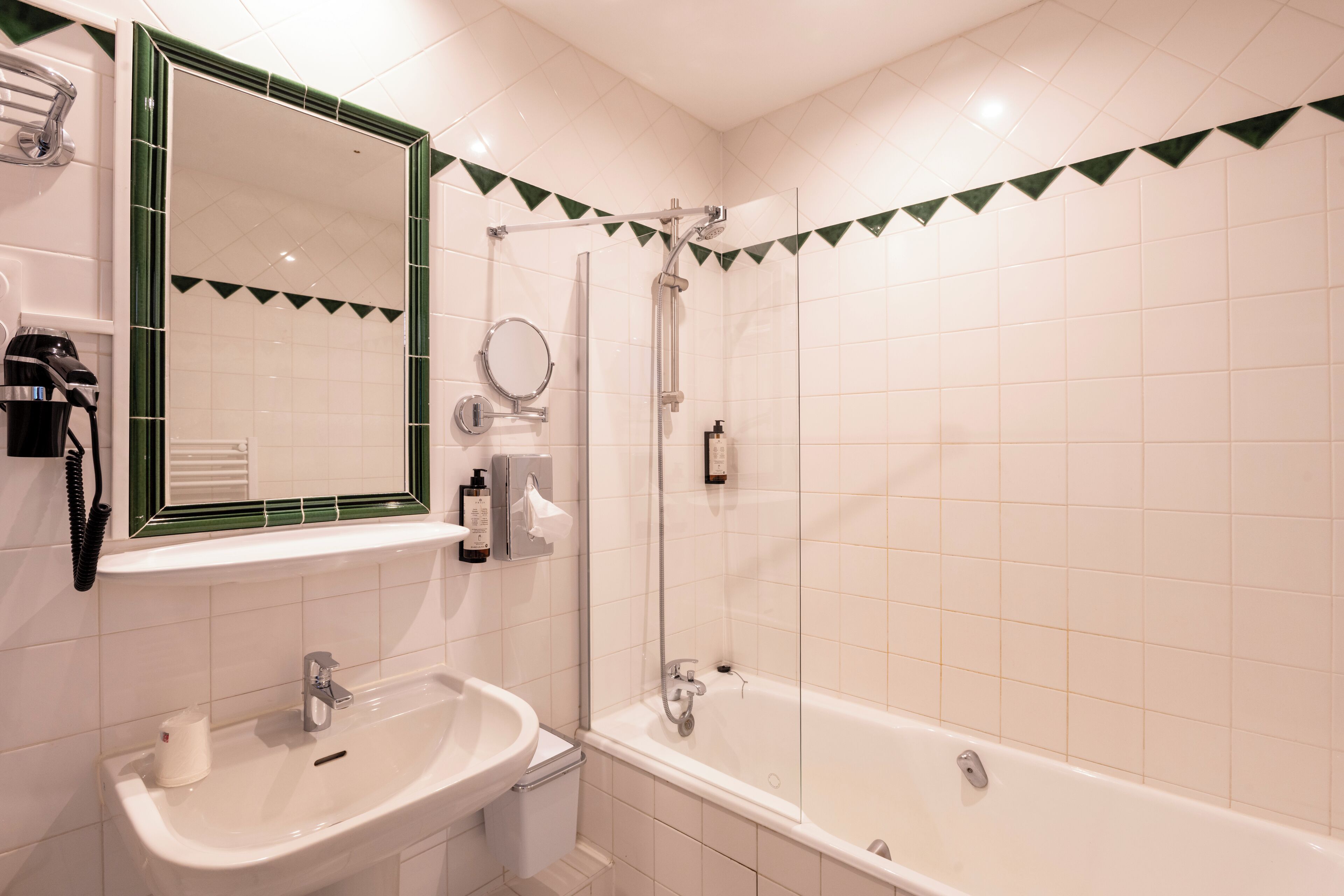 junior room | bathroom | bathtub, free toiletries, hair dryer, bathrobes