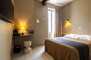 Basic Double Room | Premium bedding, pillow-top beds, individually decorated - Hôtel  Burrhus (Vaison-la-Romaine)