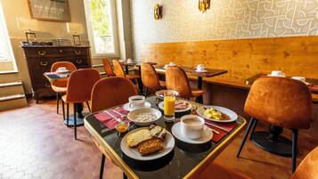 Dagelijks ontbijtbuffet (EUR 15 per persoon)