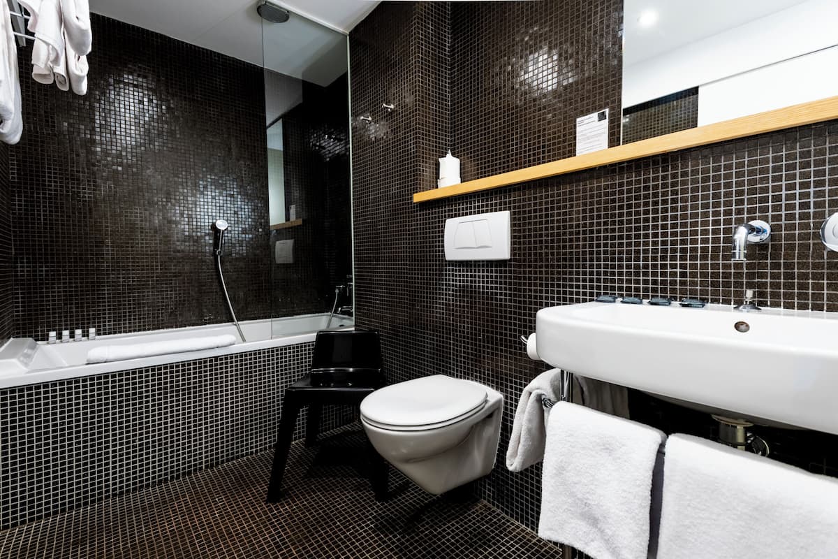 quadruple room | bathroom | bathtub, free toiletries, hair dryer, bathrobes
