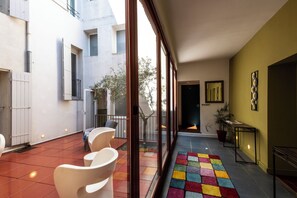 Terrace/patio - Hôtel  Burrhus (Vaison-la-Romaine)
