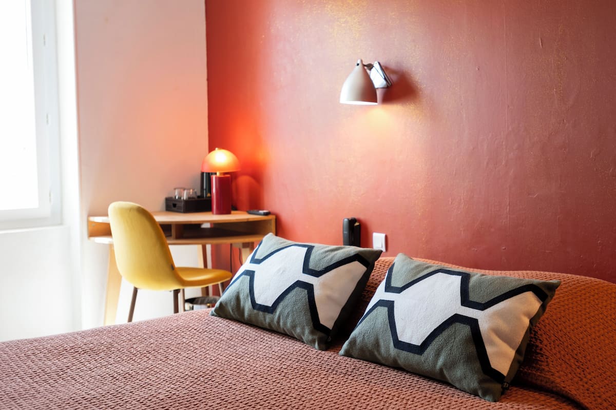 Standaard tweepersoonskamer | Luxe beddengoed, pillowtop-bedden, een bureau, een laptopwerkplek