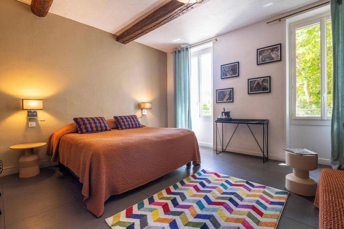 Junior kamer | Luxe beddengoed, pillowtop-bedden, een bureau, een laptopwerkplek