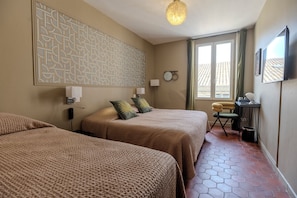 Driepersoonskamer | Luxe beddengoed, pillowtop-bedden, individueel gedecoreerd