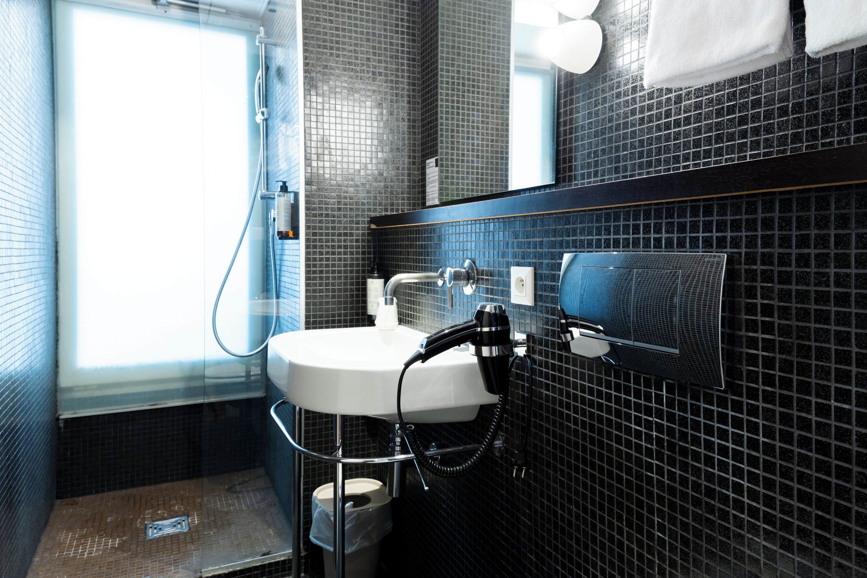 basic double room | bathroom | bathtub, free toiletries, hair dryer, bathrobes