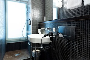 Eenvoudige tweepersoonskamer | Badkamer | Een bad, gratis toiletartikelen, een haardroger, badjassen